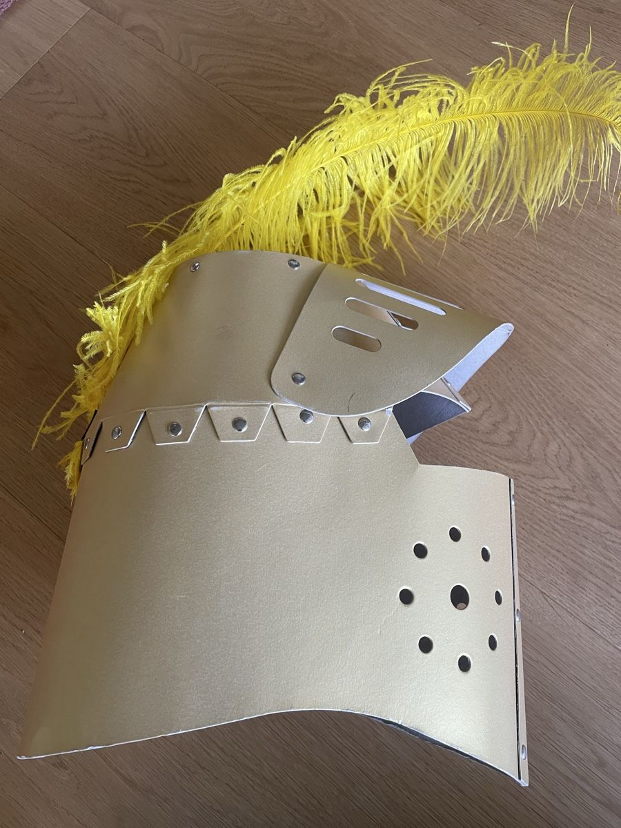 Costumi: Goldener Ritterhelm mit Feder – Usato da Rombach venduto da ryuko 1