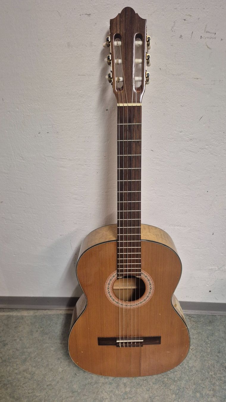 Strumenti musicali: Pro Arte Gitarre Jubiläumsedition – Usato da Winterthur venduto da cbe_5ph7 1