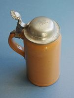 Mettlacher "Namens-Bierkrug" mit Initialen und Zinndeckel