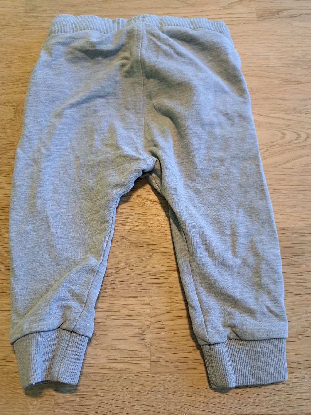 Next Pantaloni: 2 leichte Jogging Hosen, Grösse 74 – Usato da Bergdietikon venduto da Staphylococcus 5