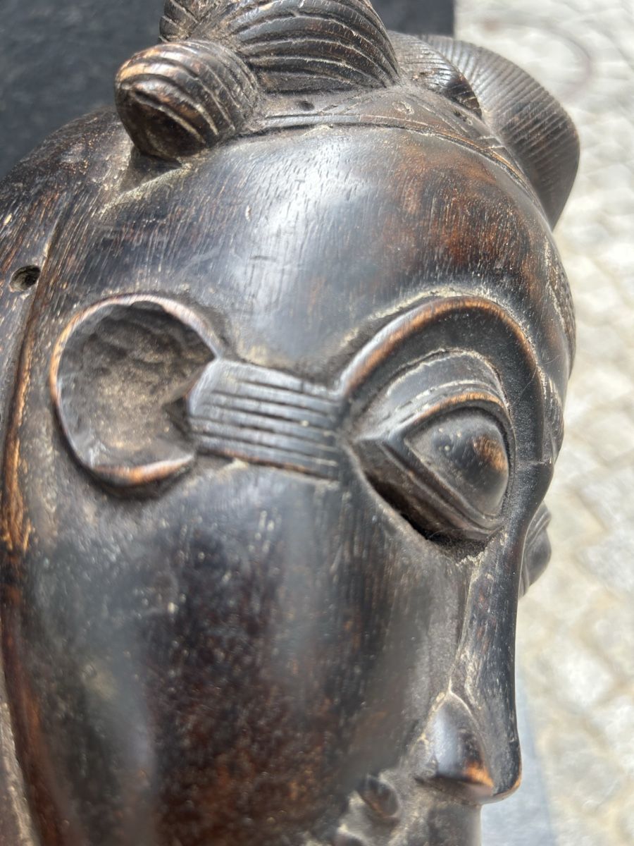Internationale Kunst: Afrikanische Maske aus geschnitztem Holz – Gebraucht aus Losone von del_yh97 6