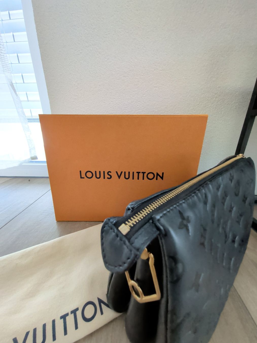 Louis Vuitton Borse da donna: Louis Vuitton Black Coussin PM Leather Embossed Chain Bag – Usato da Morges venduto da dhi_y2qk 9