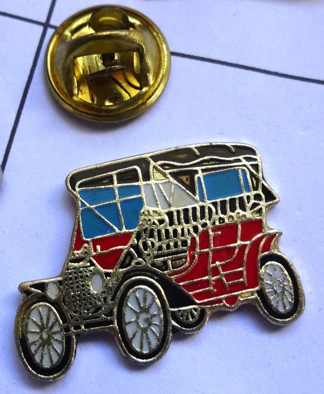 Plaquettes & Badges: Pin altes Auto mit Verdeck – D'occasion à Utzenstorf par BUtter81