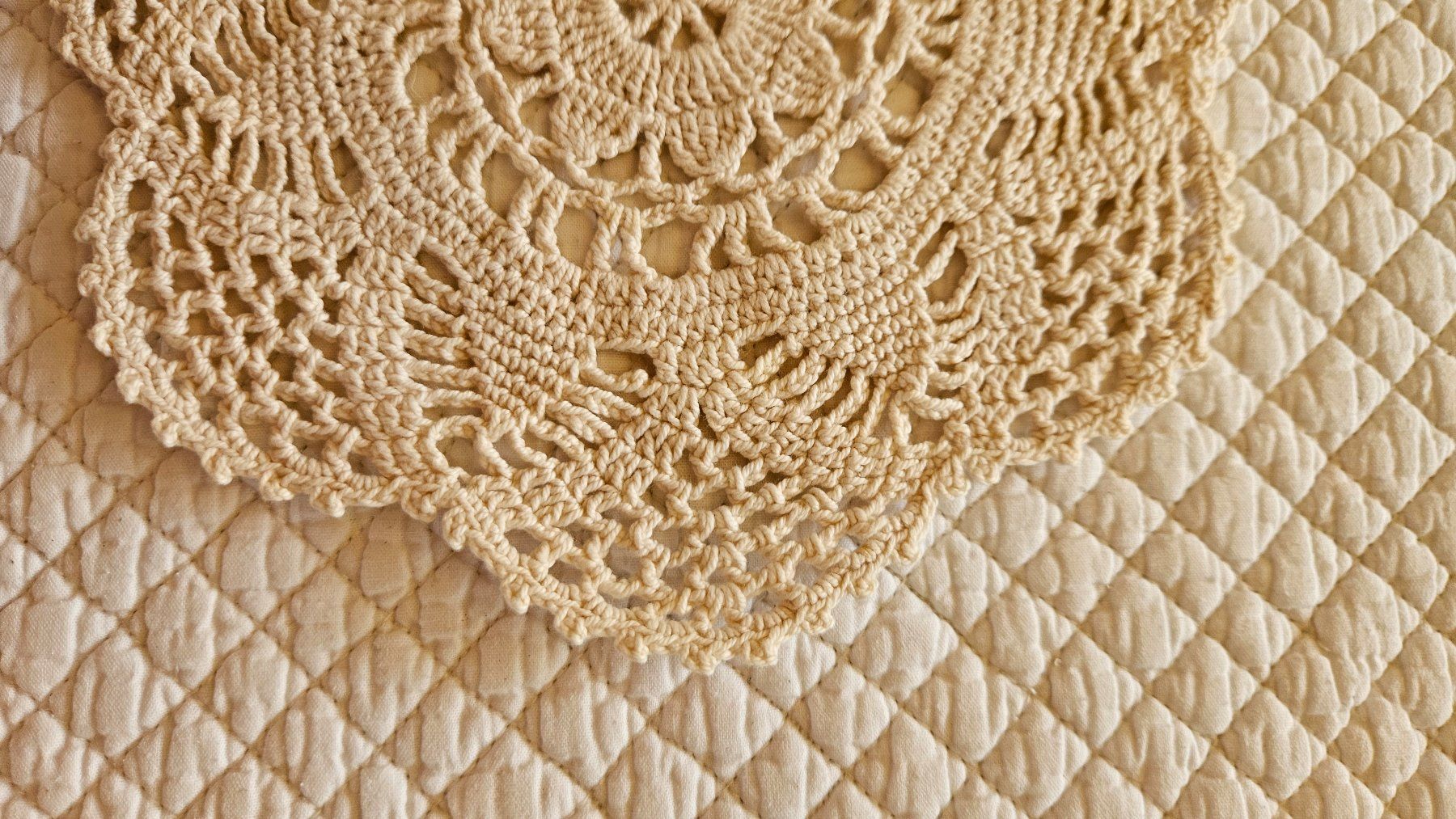 Altra biancheria da tavola: Spitzendeckchen Spitzendeckeli D18 cm Deckeli Hellbbeige – Usato da Gossau ZH venduto da LeoniesDeko 3