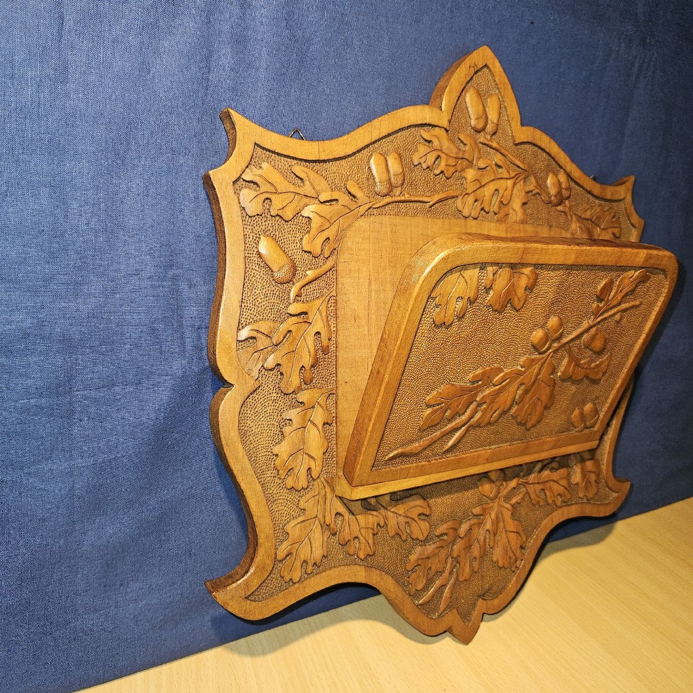 Altro in Decorazioni & Accessori: Antike Holz-Wandzeitungshalter/Briefablage mit Eichenlaub – Usato da Kriens venduto da gra_fhn7 3