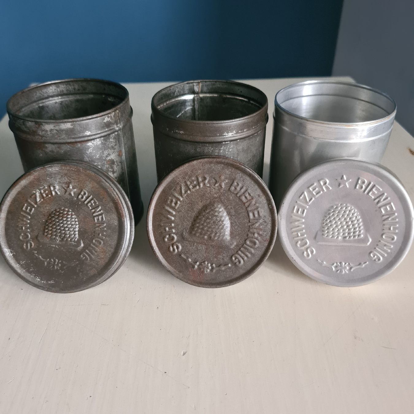 Sonstiges Fahrzeugzubehör: 3 alte Schweizer Honigbüchsen mit Deckel, antik – Gebraucht aus Zuzwil SG von mko_6m7z 1