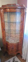 Vitrine en bois avec marqueterie et ornements en laiton