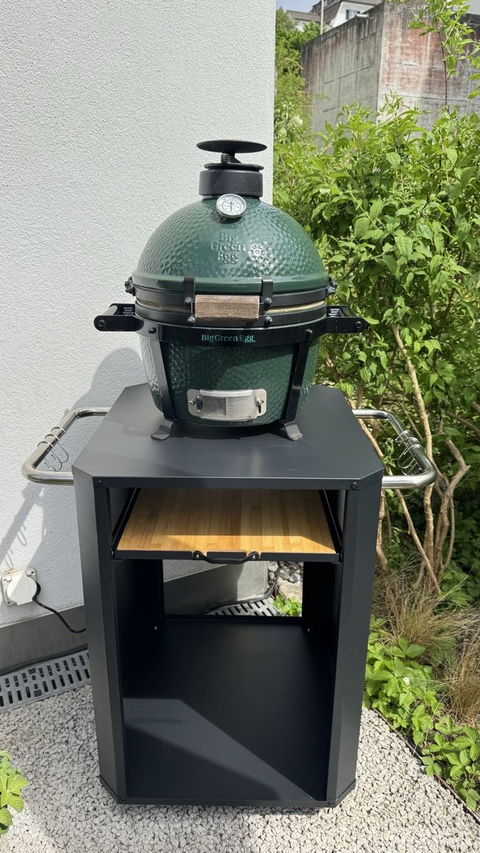 Tavoli: Grill-Beistelltisch, schwarz, NEU Orginalverpackt – Nuovo e nell'imballaggio originale da Küsnacht ZH venduto da maryberryblue