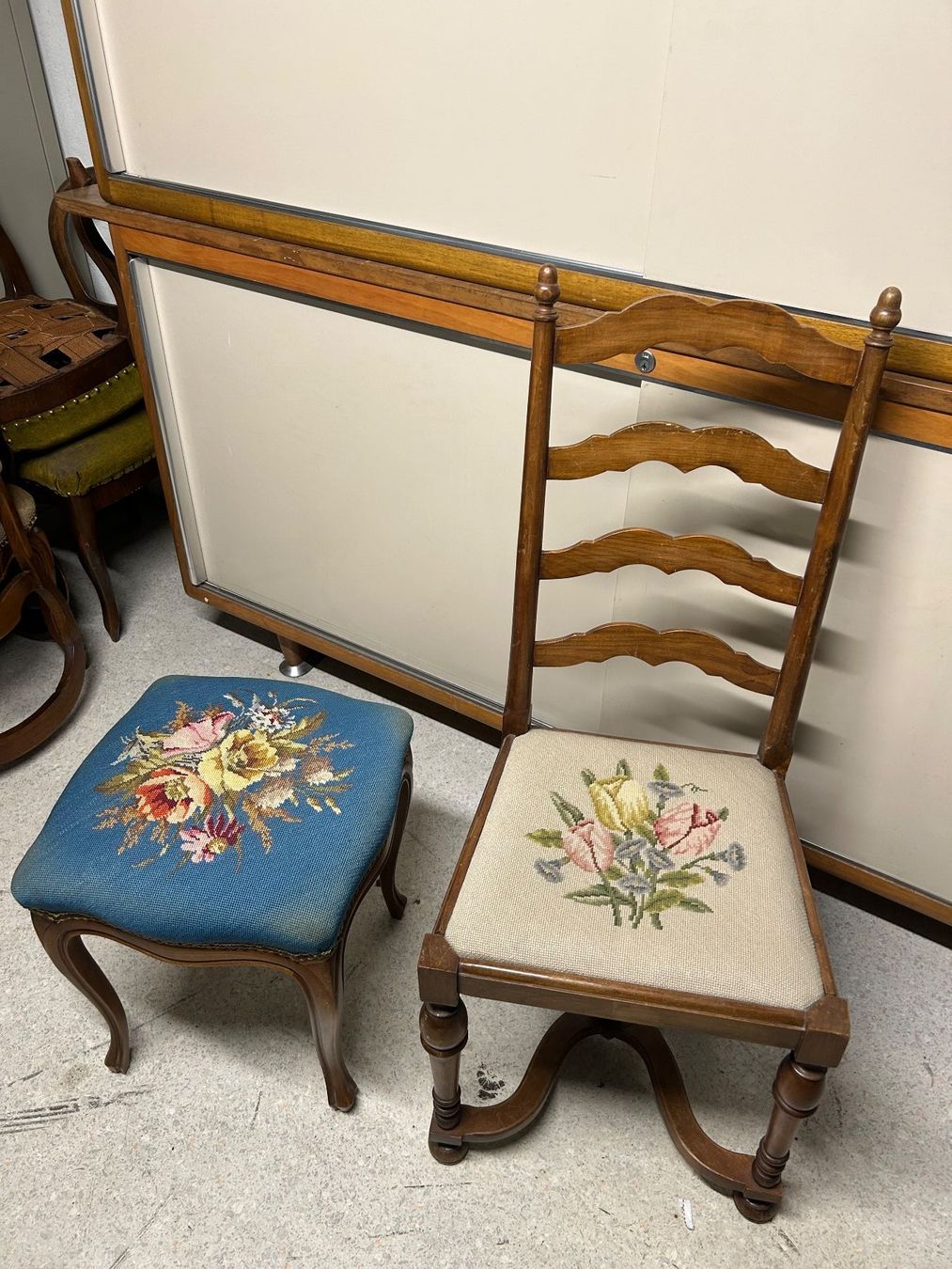 Sedie: Stuhl und Hocker mit Blumenmuster – Usato da Dotzigen venduto da Pacificpack
