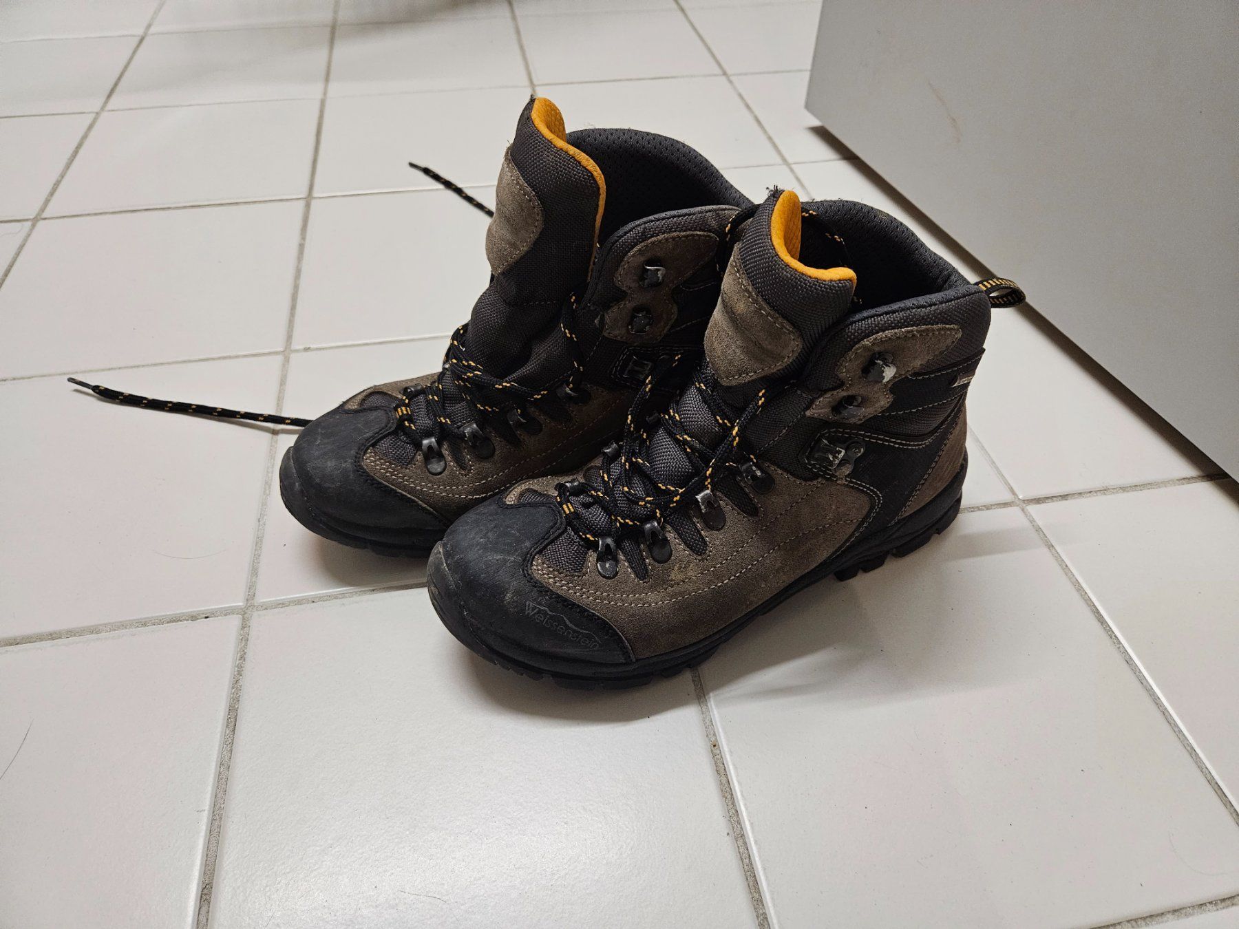 Chaussures hommes: Wanderschuhe Weissenstein Gr. 40 – D'occasion à Embrach par Lilly2021