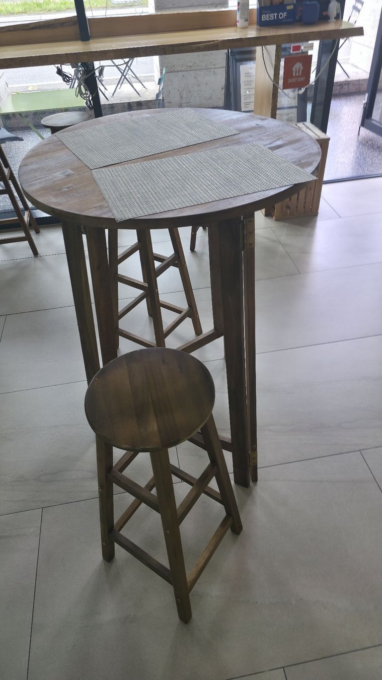 Set di tavolo e panche: Holztische mit Stühlen – Usato da Dietikon venduto da sko_v58f 1
