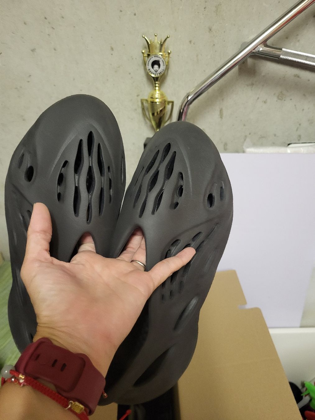 Adidas Herrenschuhe: adidas Yeezy Schaumstoff RNR Onyx – Gebraucht aus Lyss von Gaby1821