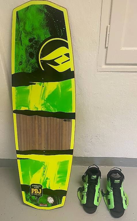 Planches de surf: Hyperlite PBJ 138cm Wakeboard Package + helmet  – D'occasion à Zürich par edw_8c2m