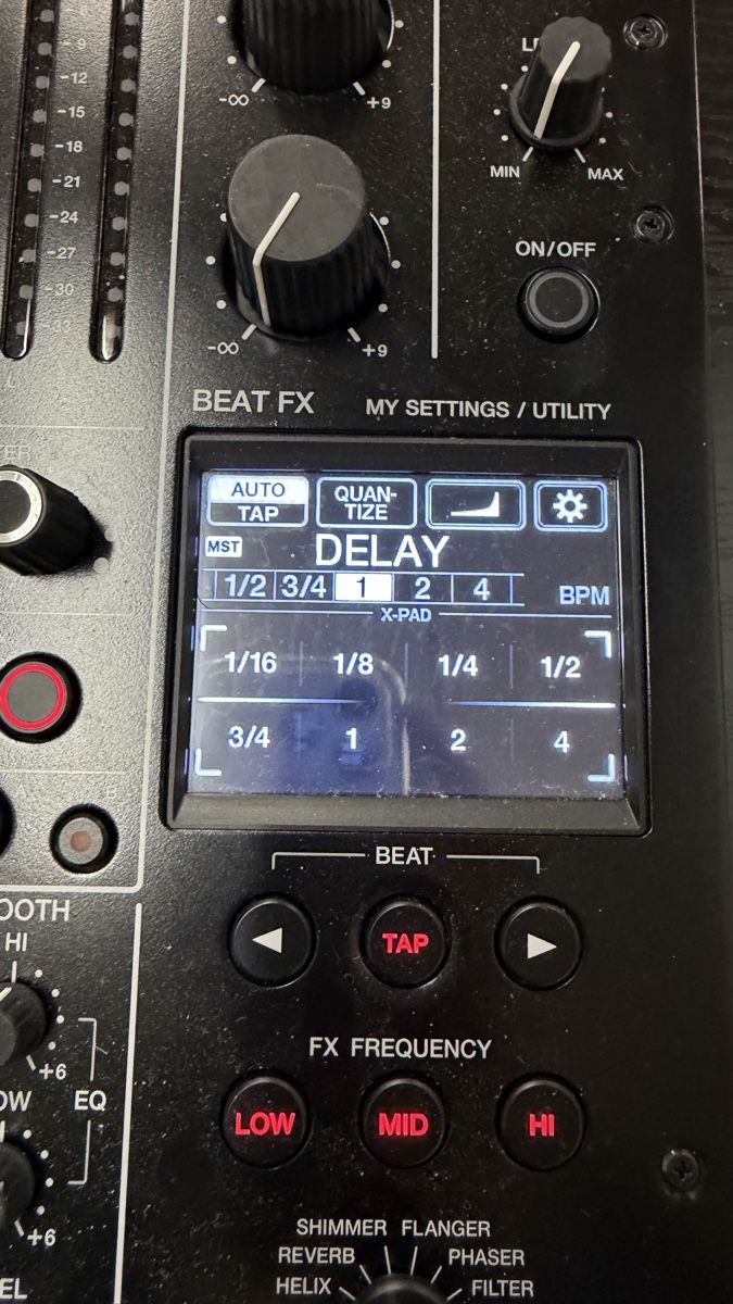 Pioneer Console di mixaggio: Pioneer DJM V10 LF – Nuovo (secondo la descrizione) da Basel venduto da alb_r8v8 1