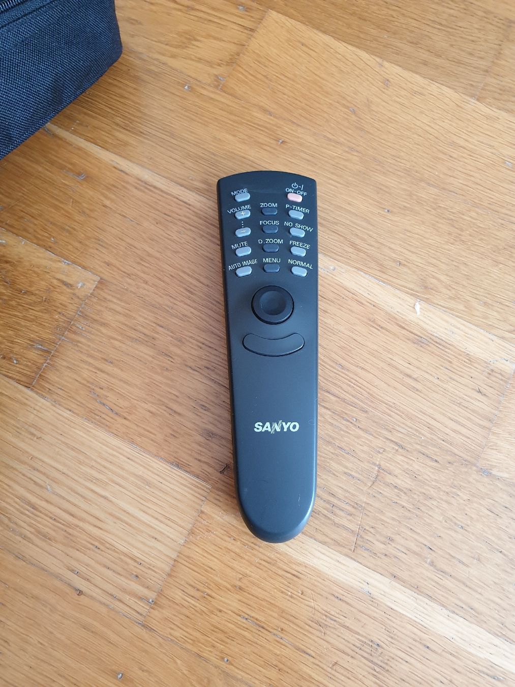 Sanyo Proiettori: SANYO PLC-XP10EA Multimedia Projektor mit Tasche – Usato da Ittigen venduto da Ziok187 9