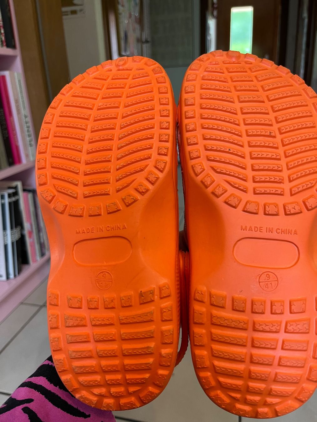 Crocs Scarpe da donna: Chaussures style crocs 41 oranges fleurs bon état – Usato da Porrentruy venduto da Madamebovary 3