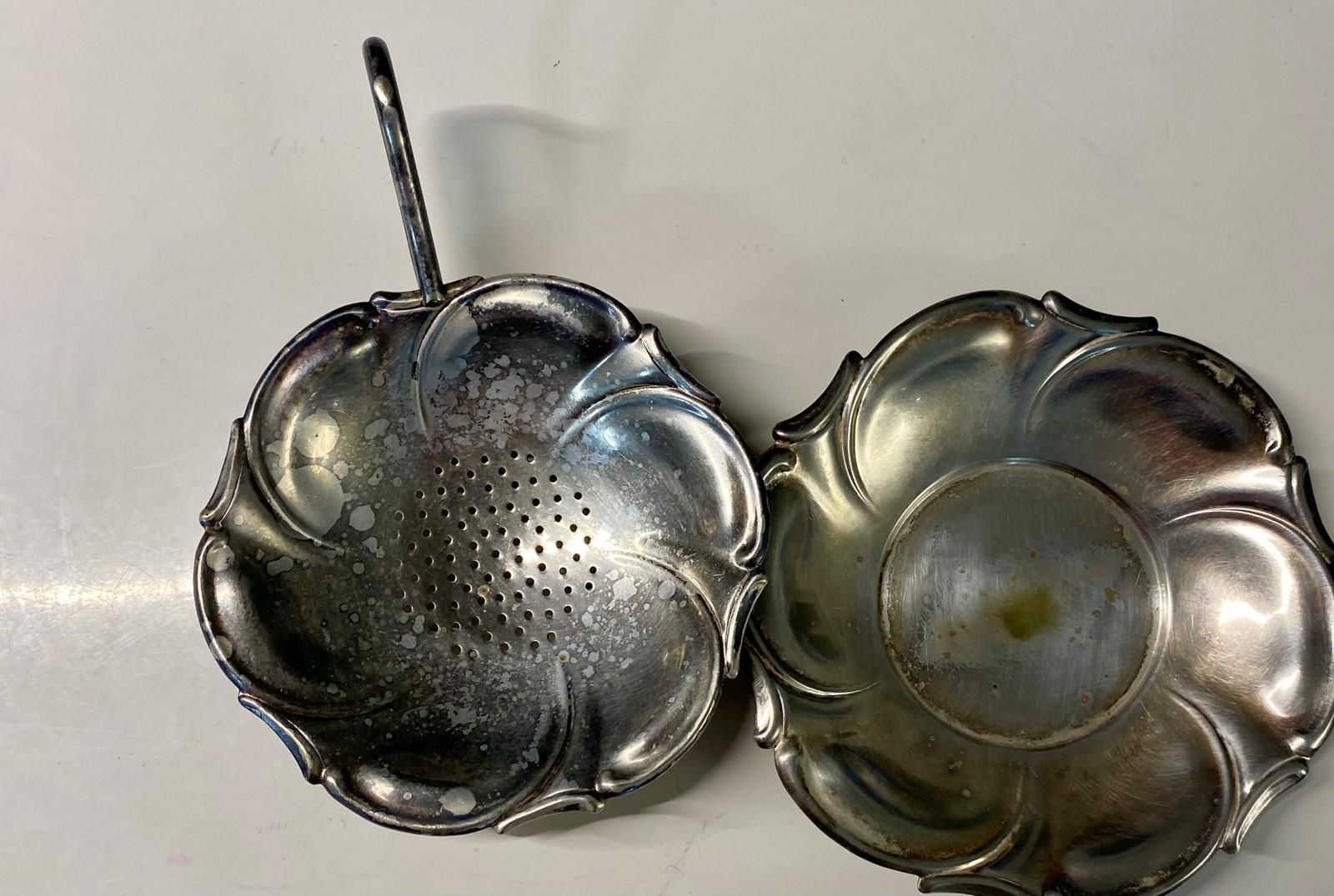 Cucine complete: Antikes Teesieb mit Abtropfschale, versilbert – Usato da Krauchthal venduto da MEWA01