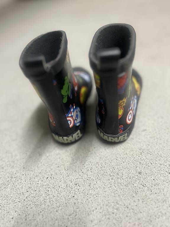 Schuhe für Jungen: Marvel H&M Gummistiefel 27 – Gebraucht aus Zollikon von JuRock 1