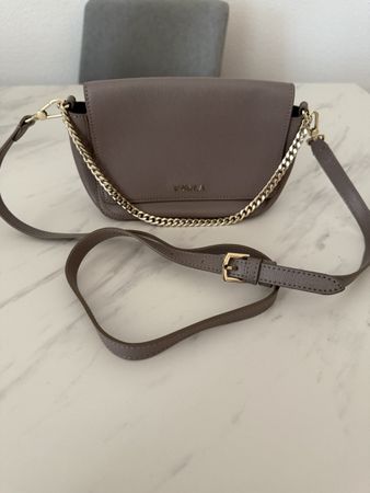 Furla Tasche grau Leder mit Kettendetail