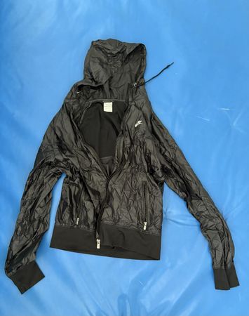 Nike Windbreaker. Sehr dünn. Glänzend. Grösse M