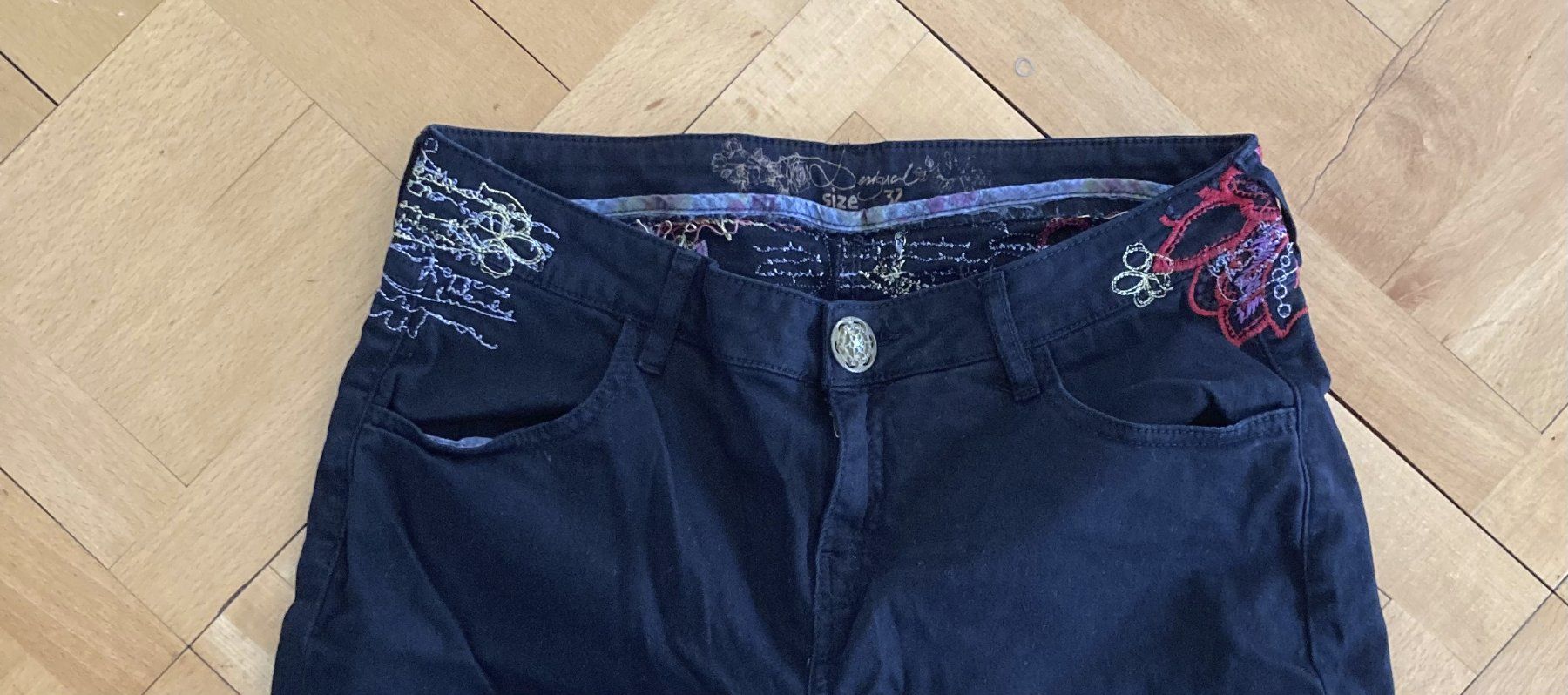 Desigual Jeans: Desigual jeans noir taille M – Usato da Lausanne venduto da Chips_1 2