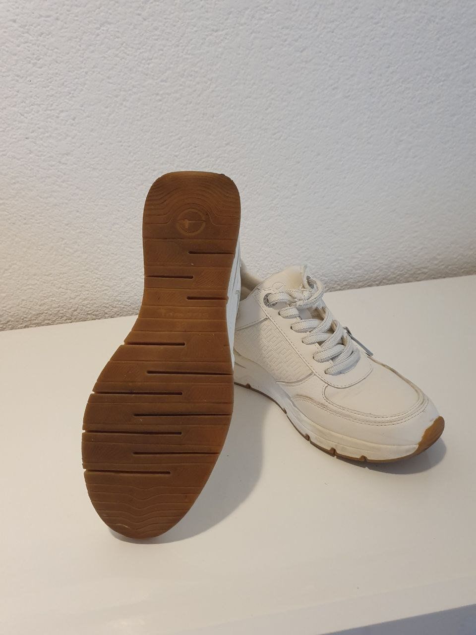 Tamaris Damenschuhe: NEUER SNEAKER TAMARIS - GR 38 – Gebraucht aus Thalheim an der Thur von LycaenaDispar 1