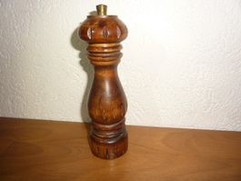 Pfeffermühle  schön verzierte Holtzpfeffermühle höhe 18 cm