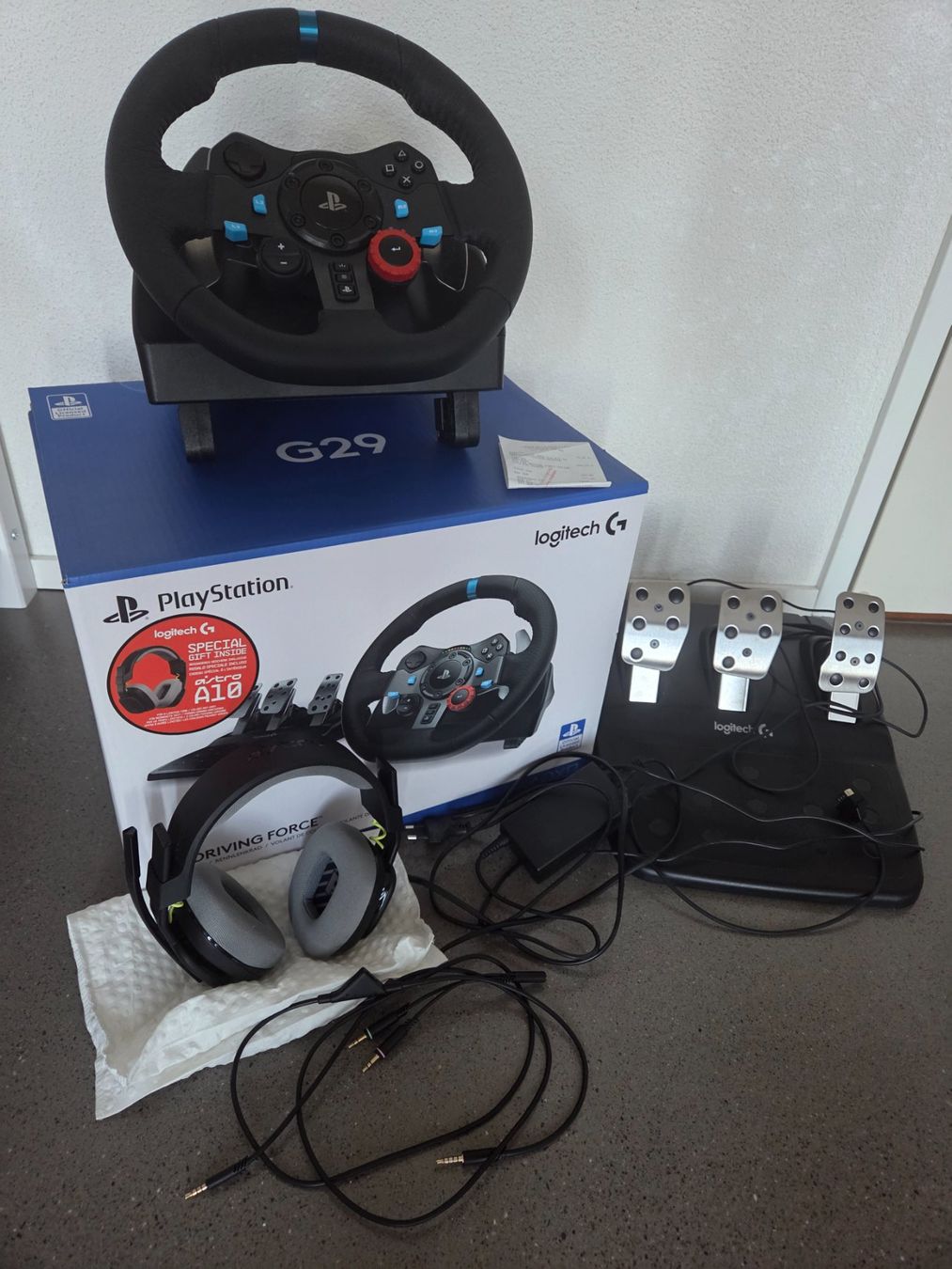 Logitech Controller: Logitech G29 Driving Force Lenkrad mit Pedale und Headset – Gebraucht aus Luzern von schatz1990