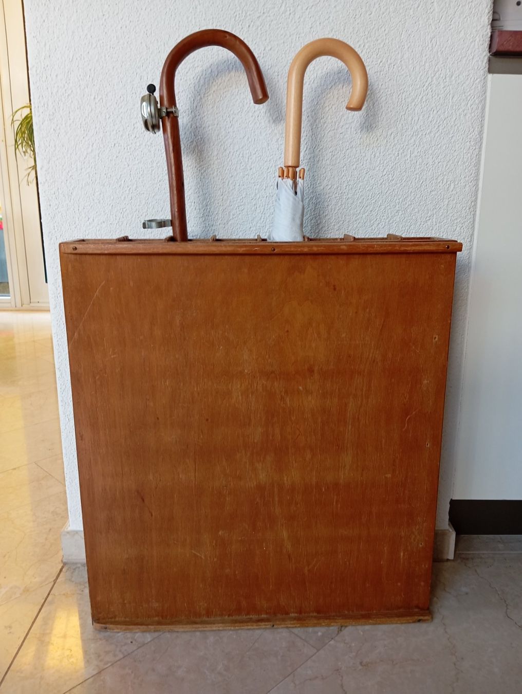 Altri mobili per ufficio: Antiker Schirmständer aus Holz – Usato da Oberägeri venduto da baerghuus
