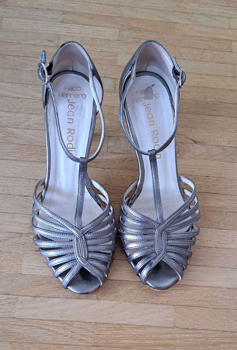 Damenschuhe: Sandales gris argenté en cuir – Gebraucht aus Le Mont-sur-Lausanne von olatiu