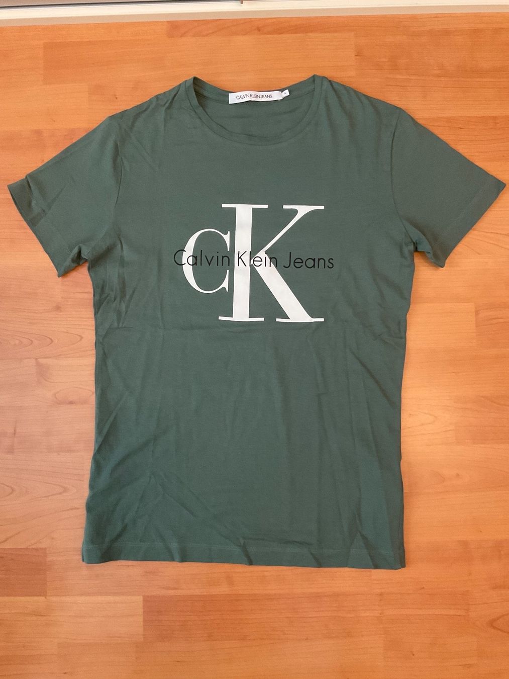 Calvin Klein T-Shirts: Calvin Klein T-Shirt Grösse S – Neu (gemäss Beschreibung) aus Buchs ZH von iva_xjf9