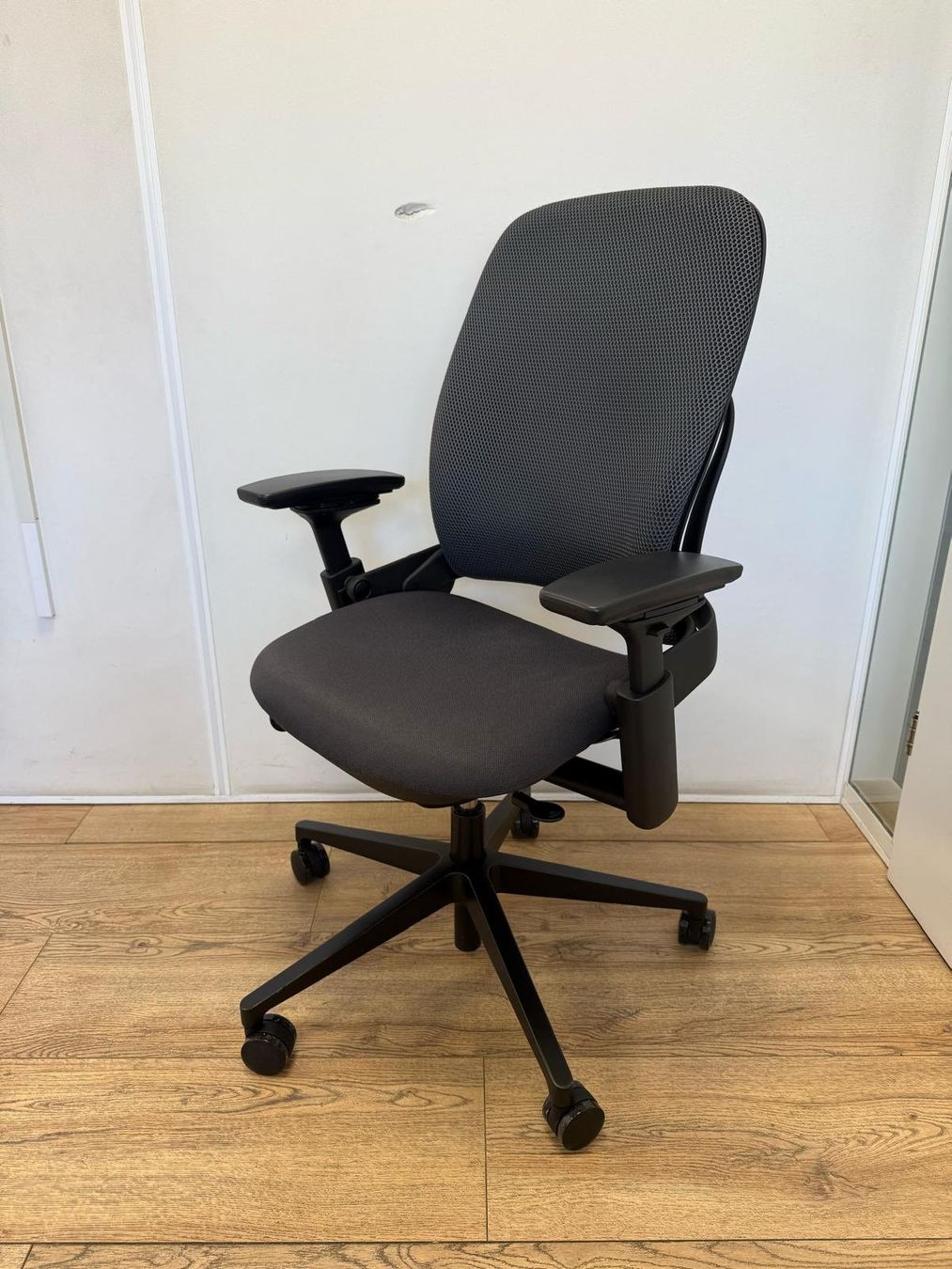 Steelcase Chaises: Refurbished Steelcase Leap V2 Full Option Anthracite – D'occasion à Purmerend par Offeco 8