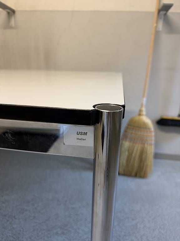 Scaffali: USM Schreibtisch Metallgestell 200x100  – Usato da Bern venduto da gregnenn