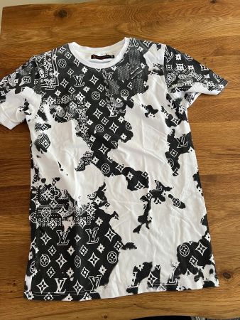 2 T-Shirts Grösse M und XL