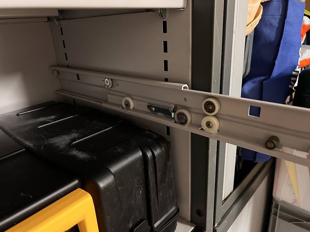 Lista Armadi: Lista Schienen für Metalschrank – Usato da Münchwilen TG venduto da LuDeAn 1