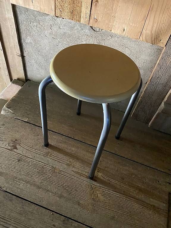 Hocker: 1 Taburettli – Gebraucht aus Strengelbach von Luftschutzsoldat