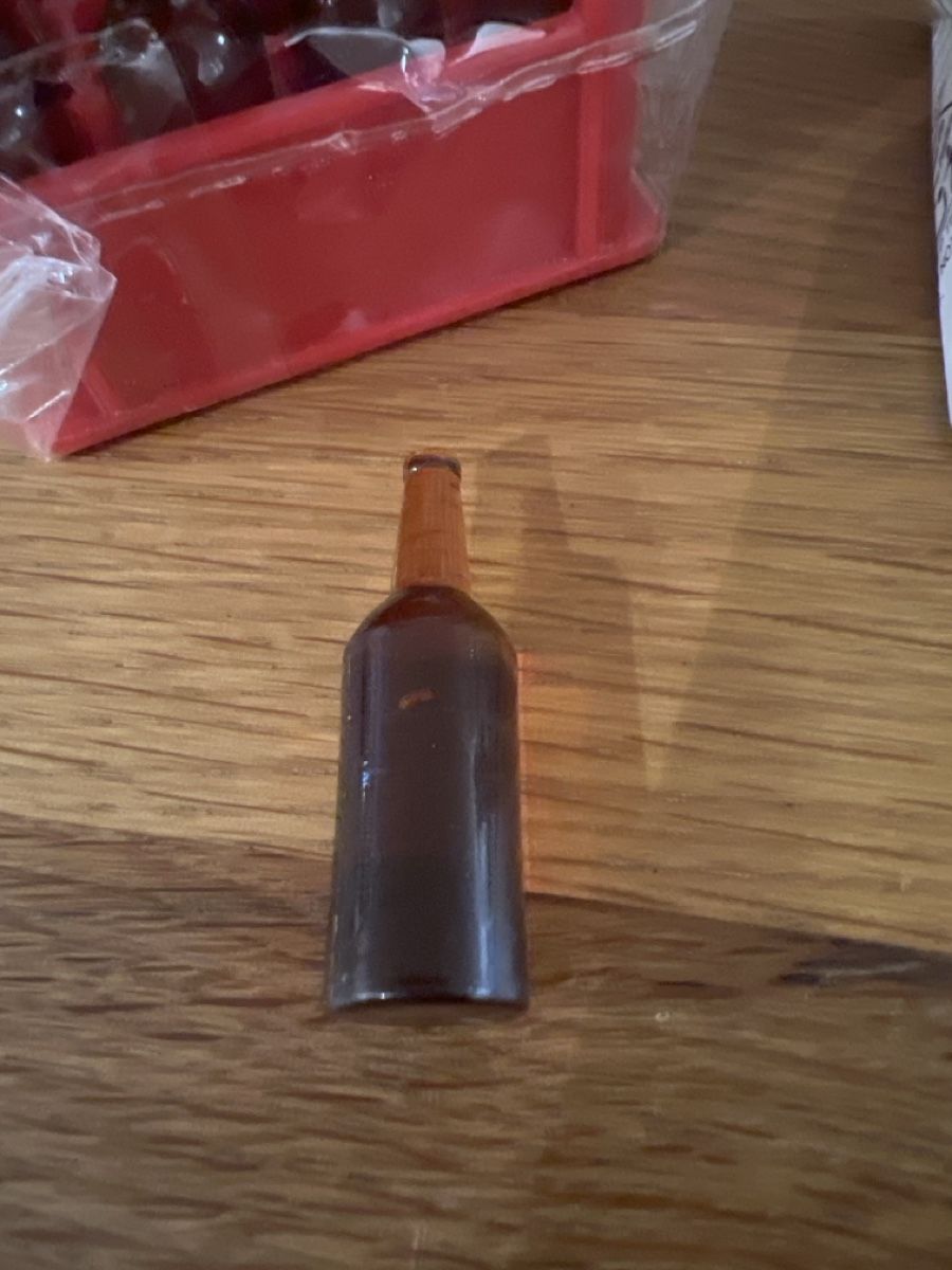 Case e mobili per bambole: Miniature bottles in crate, 2 items, brown glass – Nuovo e nell'imballaggio originale da Uznach venduto da Apuutze 1