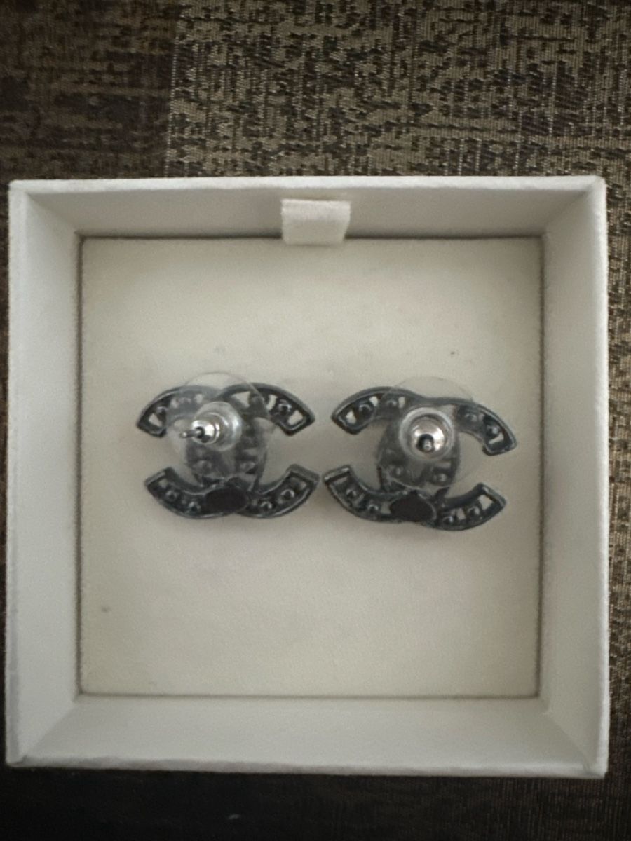 Chanel Orecchini pendenti & Orecchini a lobo: Vintage Chanel CC Logo Earrings - Chic & Timeless Accessory! – Usato da Zürich venduto da Curated.Chapters 1