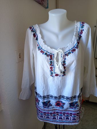 Schöne Sommerbluse von Chachet, weiss bestickt Grösse M 
