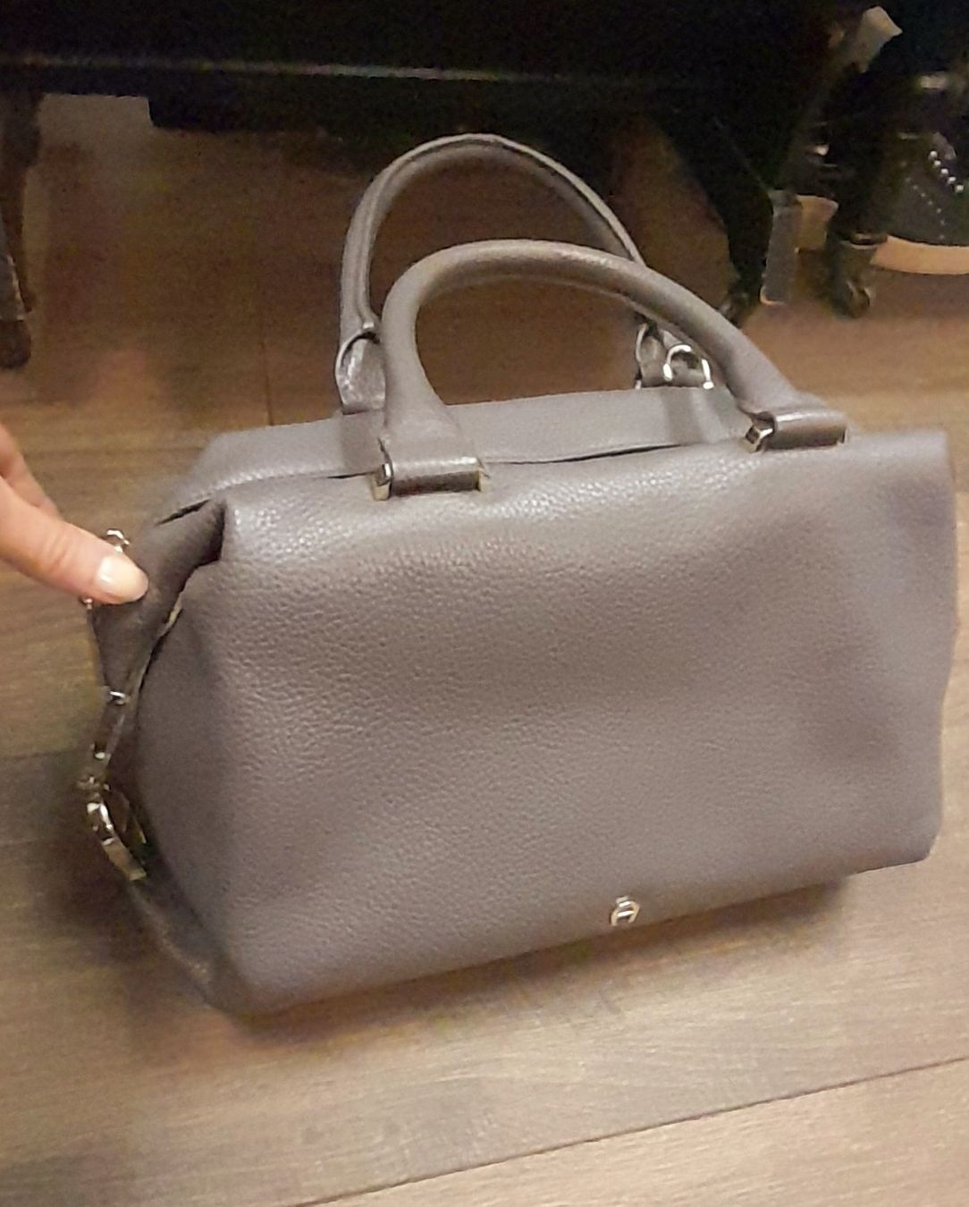 Aigner Borse da donna: AIGNER HANDTASCHE GRAU LEDER NEUW – Nuovo (secondo la descrizione) da Büron venduto da Coerner