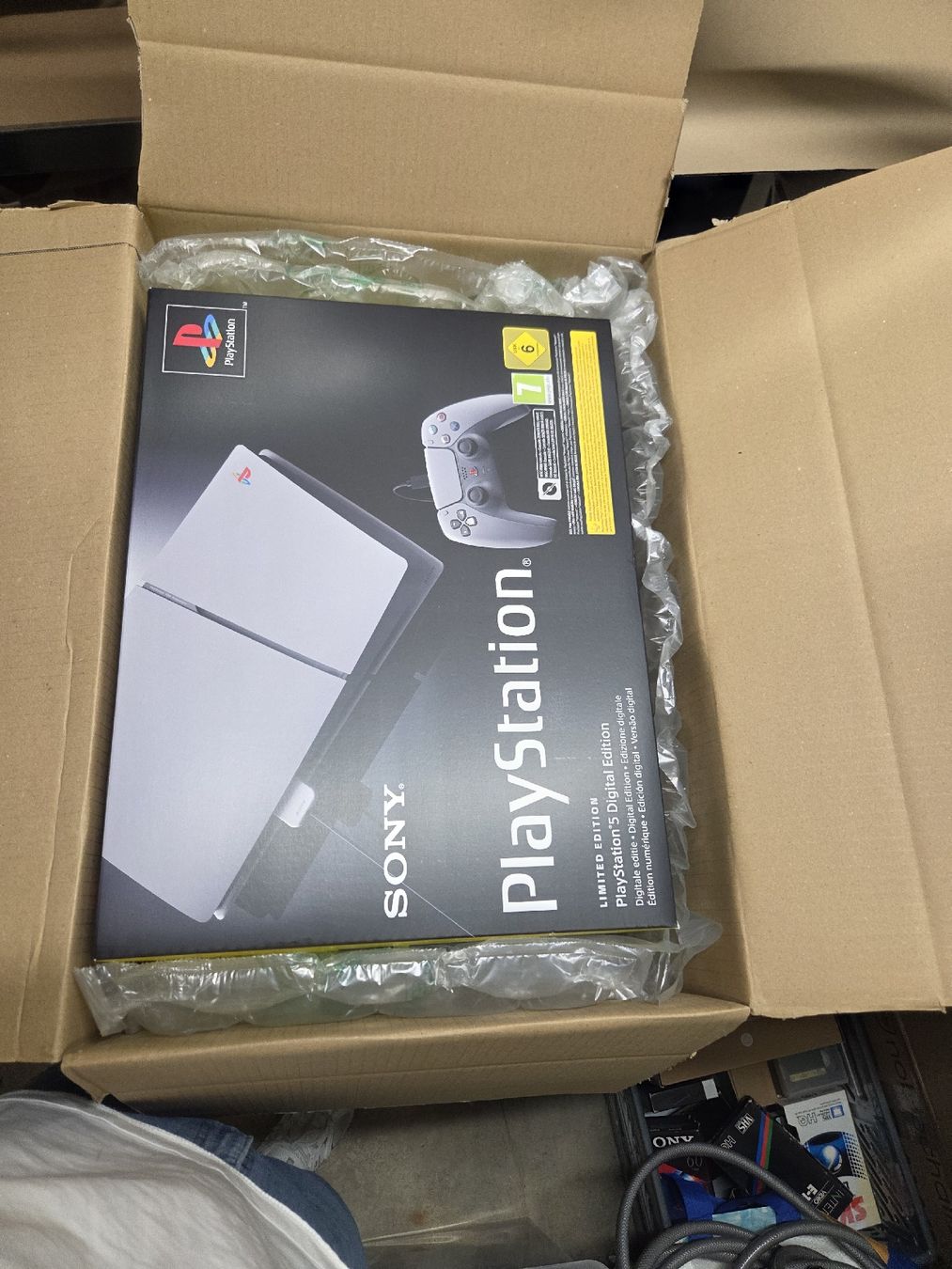 Sony Konsolen: PS5 limited editions- 30th anniversary – Neu und originalverpackt aus Murten von car_q8n5