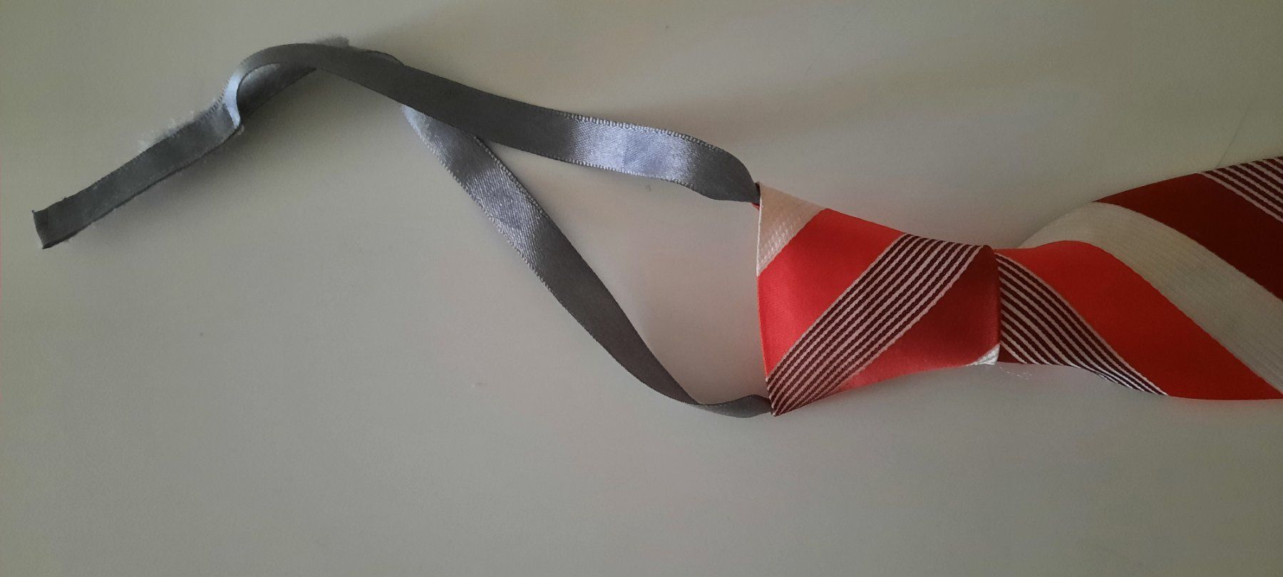Altro abbigliamento per bambino: ***Kinderkrawatte*** – Usato da Wädenswil venduto da H2H_Secondhandshop 1