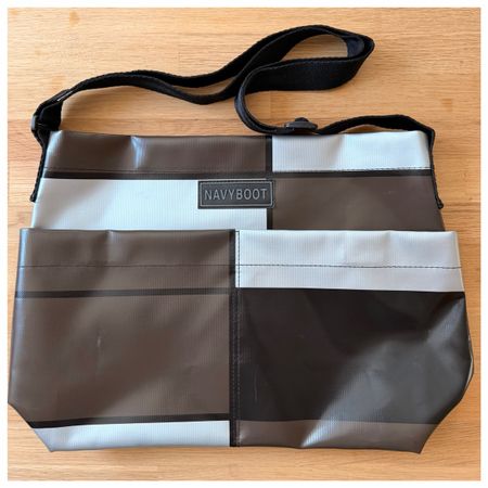 NAVYBOOT Umhängetasche aus recyceltem Planenmaterial