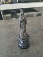 Marienfigur mit Rosenkranz und Krone auf Sockel antik