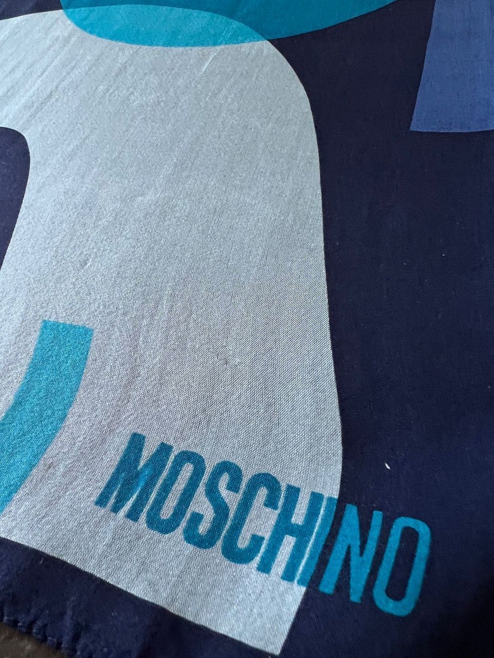 Moschino Foulard & Sciarpe: Moschino écharpe grand taille – Usato da Nyon venduto da stylevintage79