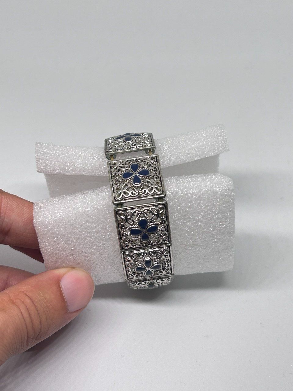 Bracciali & Braccialetti: Bracciale elastico di bigiotteria a placche argentate – Usato da Giubiasco venduto da LorisVale 3