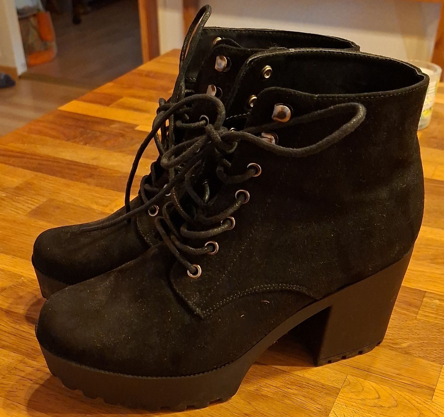 Scarpe da donna: Schwarze Stiefeletten mit Blockabsatz – Nuovo (secondo la descrizione) da Bärau venduto da wid_7yqd