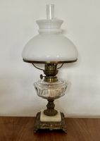 Antike Petroleumlampe mit Marmorfuss und Opal Glas-Schirm 💡