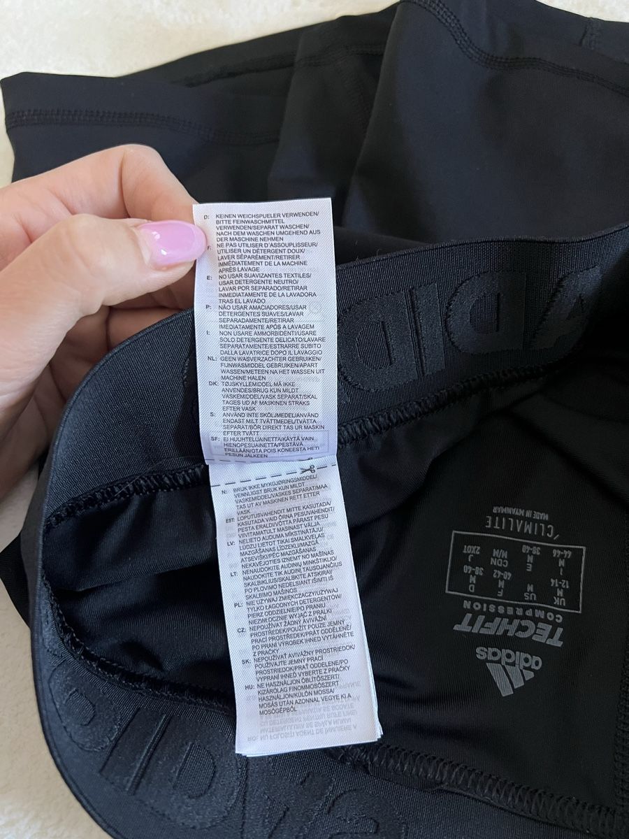 Adidas Leggings: Short Adidas Techfit Compression noir jamais porté. Taille M – Neu (gemäss Beschreibung) aus La Chaux-de-Fonds von jul_5kd8 3