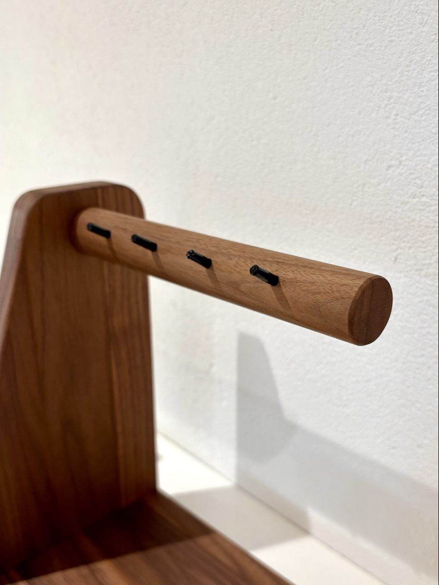 Supporti a parete: Handgefertigter Eingangsbereich Organizer aus Nussbaum – Nuovo (secondo la descrizione) da Suhr venduto da Haptik-Moebel-Design 5